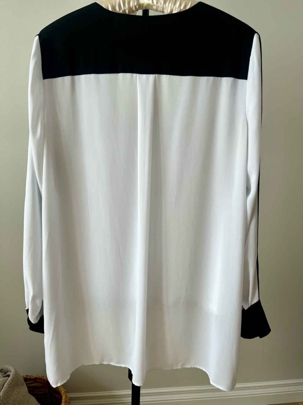 BCBGMaxAzria White Crepe Blouse With Black Accents US XL - Picture 7 of 13